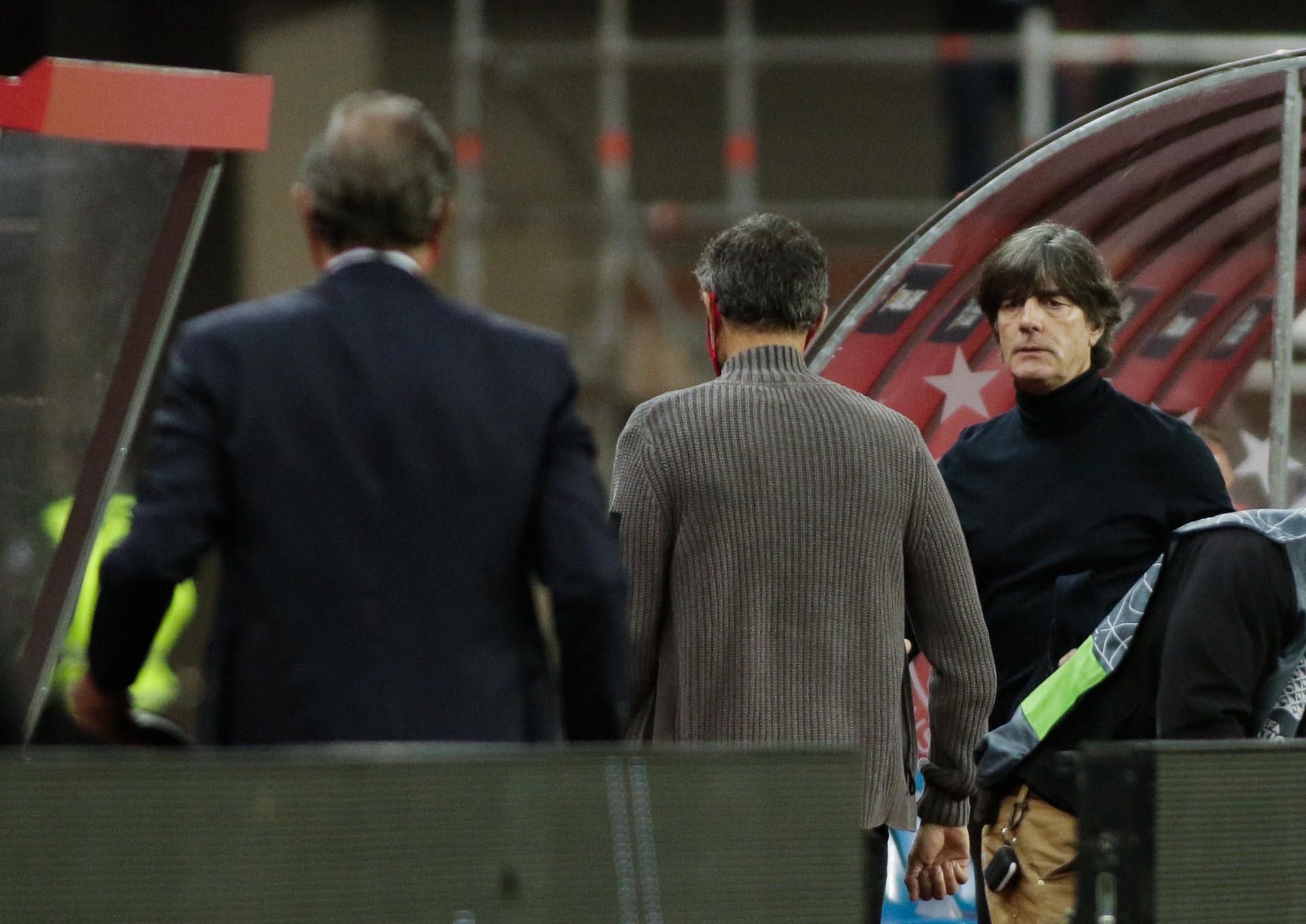 Nicht nur Bundestrainer Joachim Löw (r.) ist nach dem 0:6 im Nations-League-Spiel gegen Spanien enttäuscht.