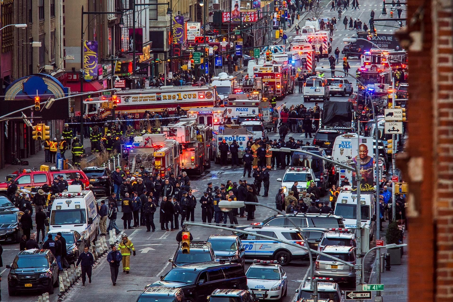 Viele Polizisten an der Explosionsstelle in New York.