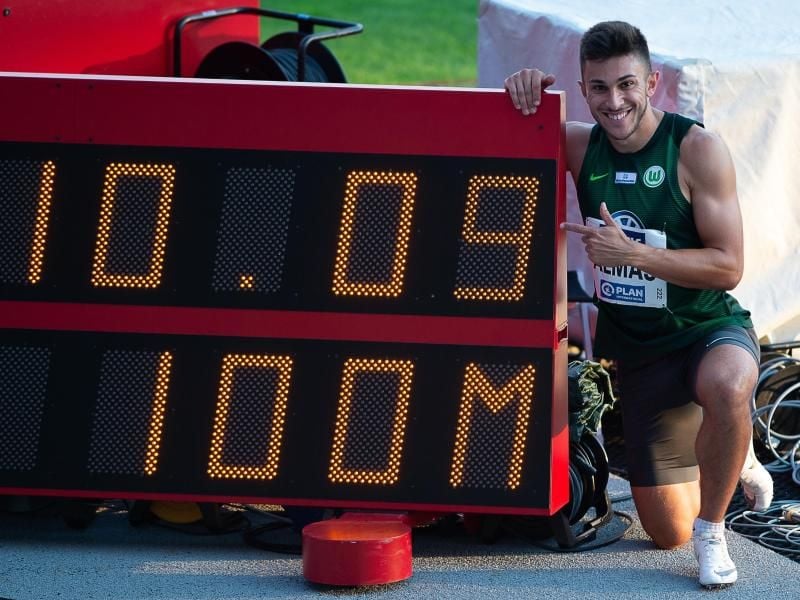 Hatte bei den Deutschen Meisterschaften die 100 Meter in 10,09 Sekunden für sich entschieden: Deniz Almas hockt neben seiner Siegerzeit. Foto: Swen Pförtner/dpa