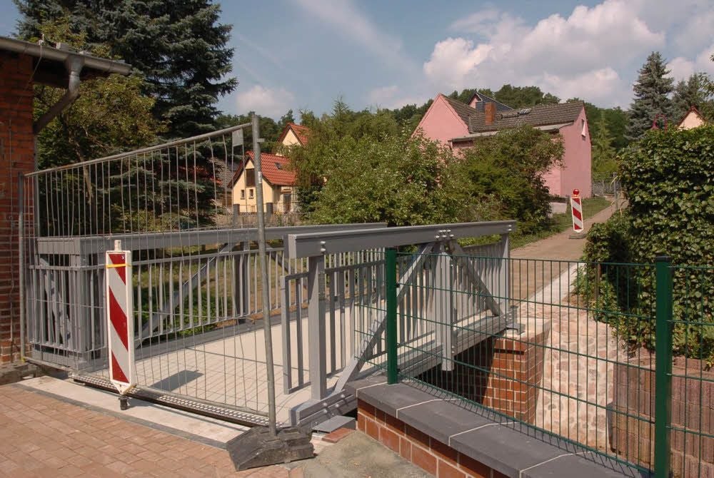 Erst kam sie nicht, jetzt passt sie nicht: Die Brücke an der Nudersdorfer Gartenstraße ist noch gesperrt.