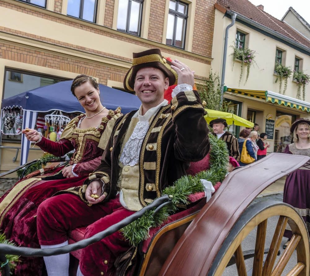 Huldvoll grüßen Aileen Rad und Enrico Hilgers als Kurfürstenpaar die vielen Hundert Schaulustigen zwischen Kurpromenade und Marktplatz. Die beiden sollen diese Rollen auch in den kommenden Jahren übernehmen.