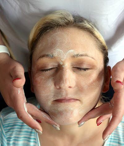 Ganz entspannt: Julia Kindel lässt sich eine Gurkenmaske auftragen. Die soll die Gesichtshaut beleben.