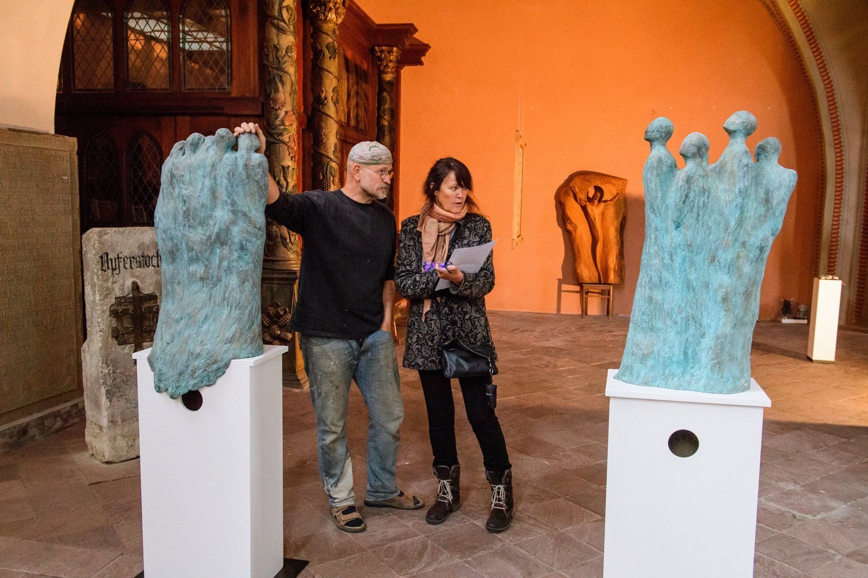 Der Bildhauer Roland Lindner mit seiner Frau Kerstin Lindner beim Aufbau der Ausstellung.
