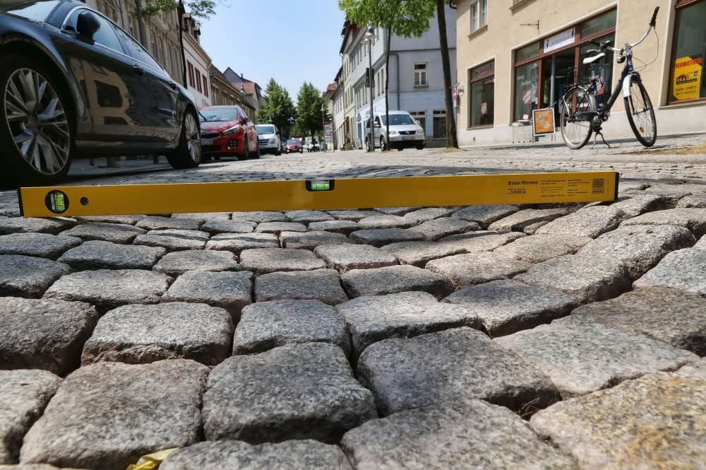 Die Stadt will die Spurrinnen in der Sangerhäuser Innenstadt beseitigen lassen.