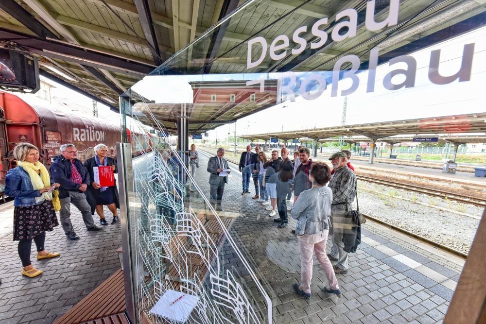 Offizielle Übergabe des modernen Mobiliars auf dem Bahnsteig 2/3 des Hauptbahnhofs.
