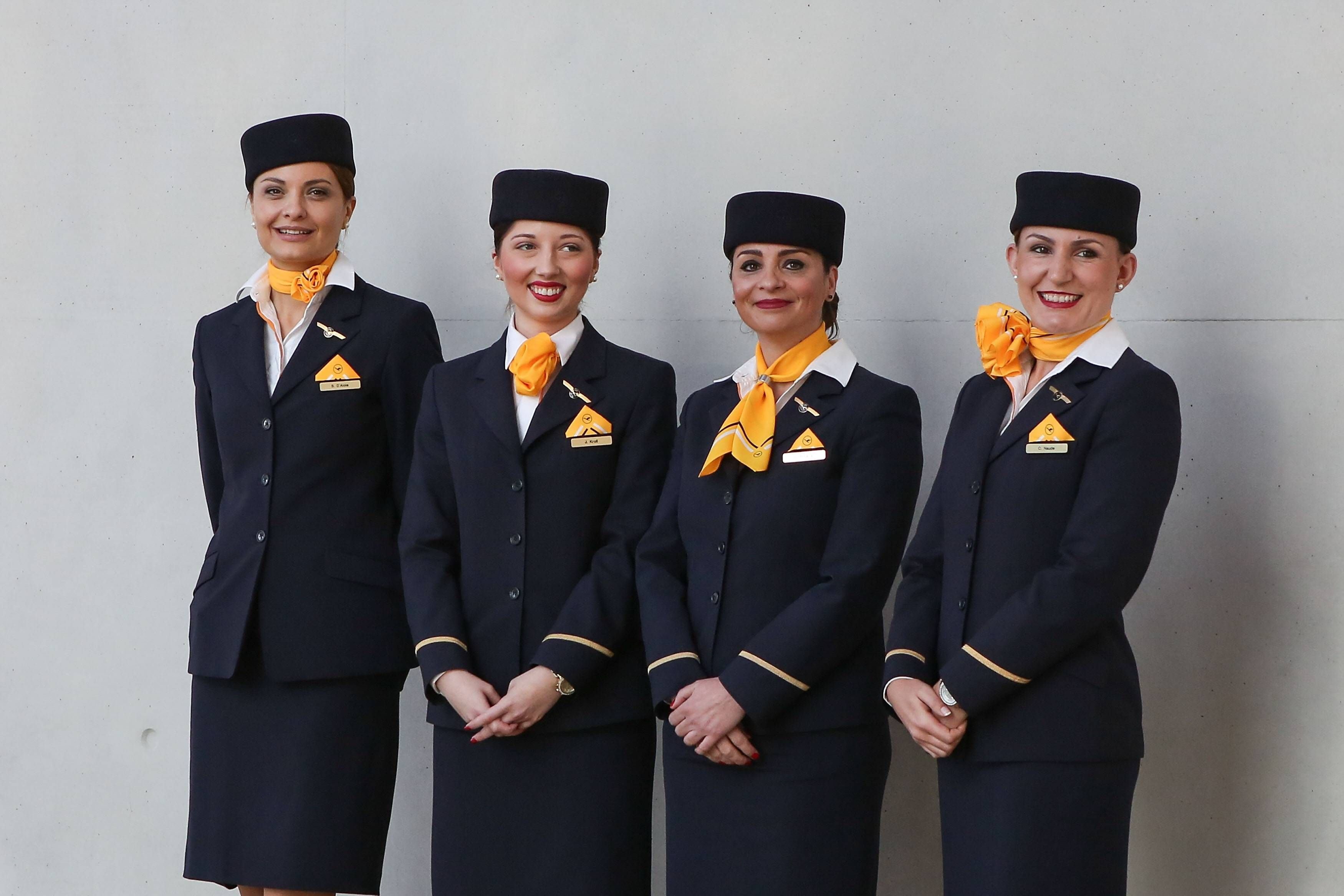 Die Lufthansa sucht Flugbegleiter.