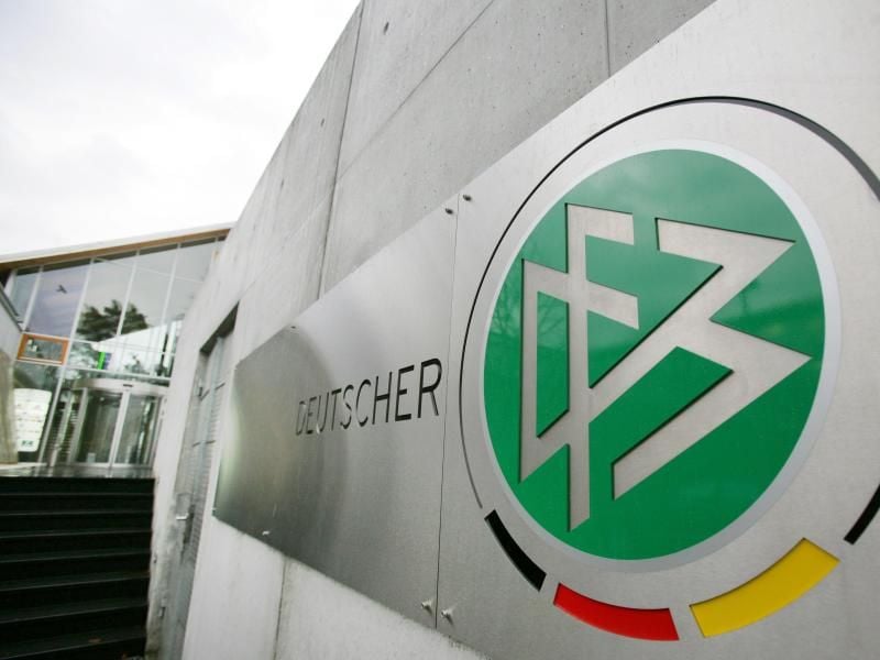 Der DFB verabschiedete ein Maßnahmenpaket für die Amateurvereine in der Corona-Krise. Foto: Arne Dedert/dpa