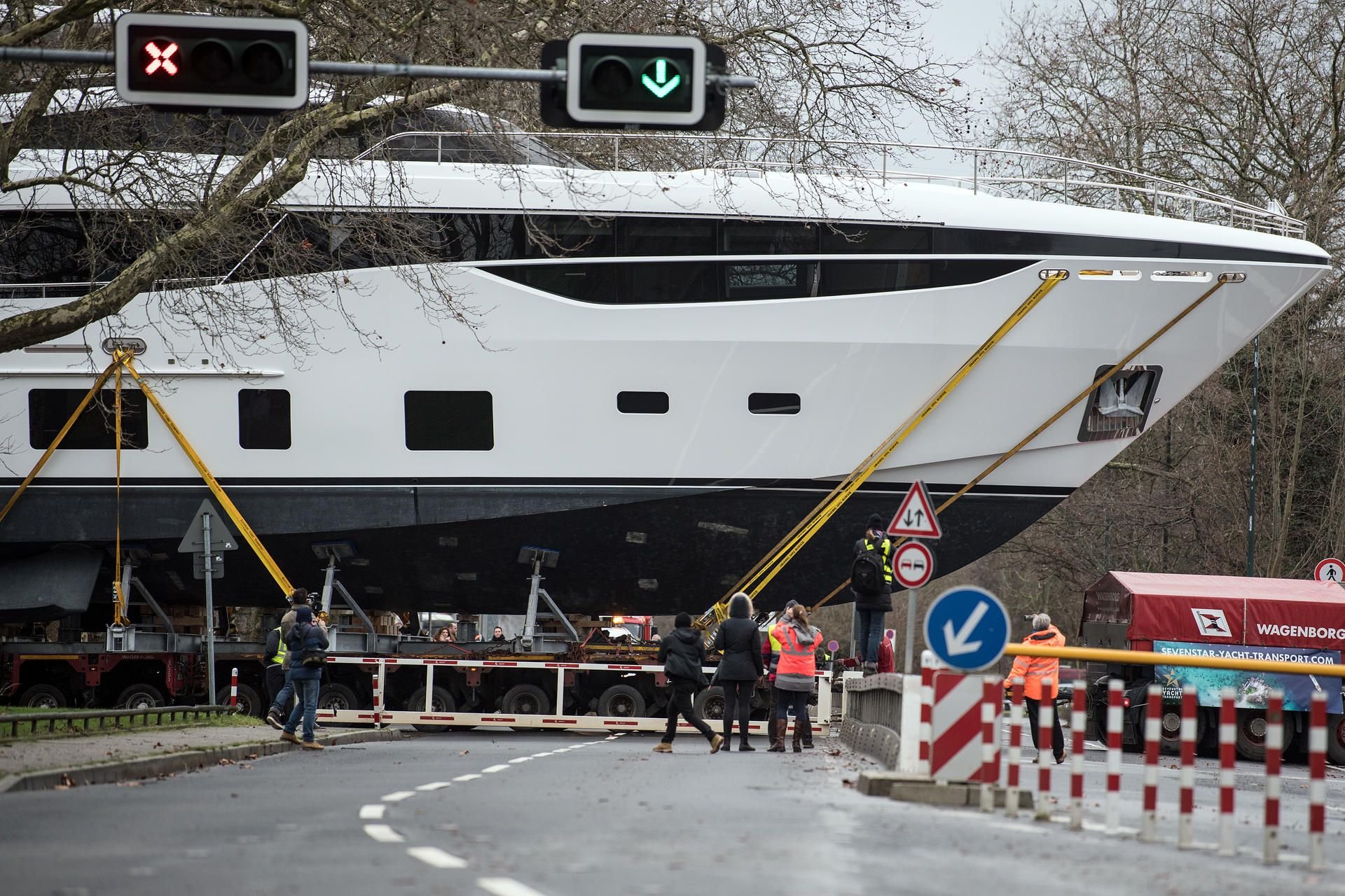 Auf einem Lastwagen wird in Düsseldorf (Nordrhein-Westfalen) eine 35 Meter lange Princess 35M Luxusyacht zur Messe Boot 2018 transportiert. (Symbolbild)