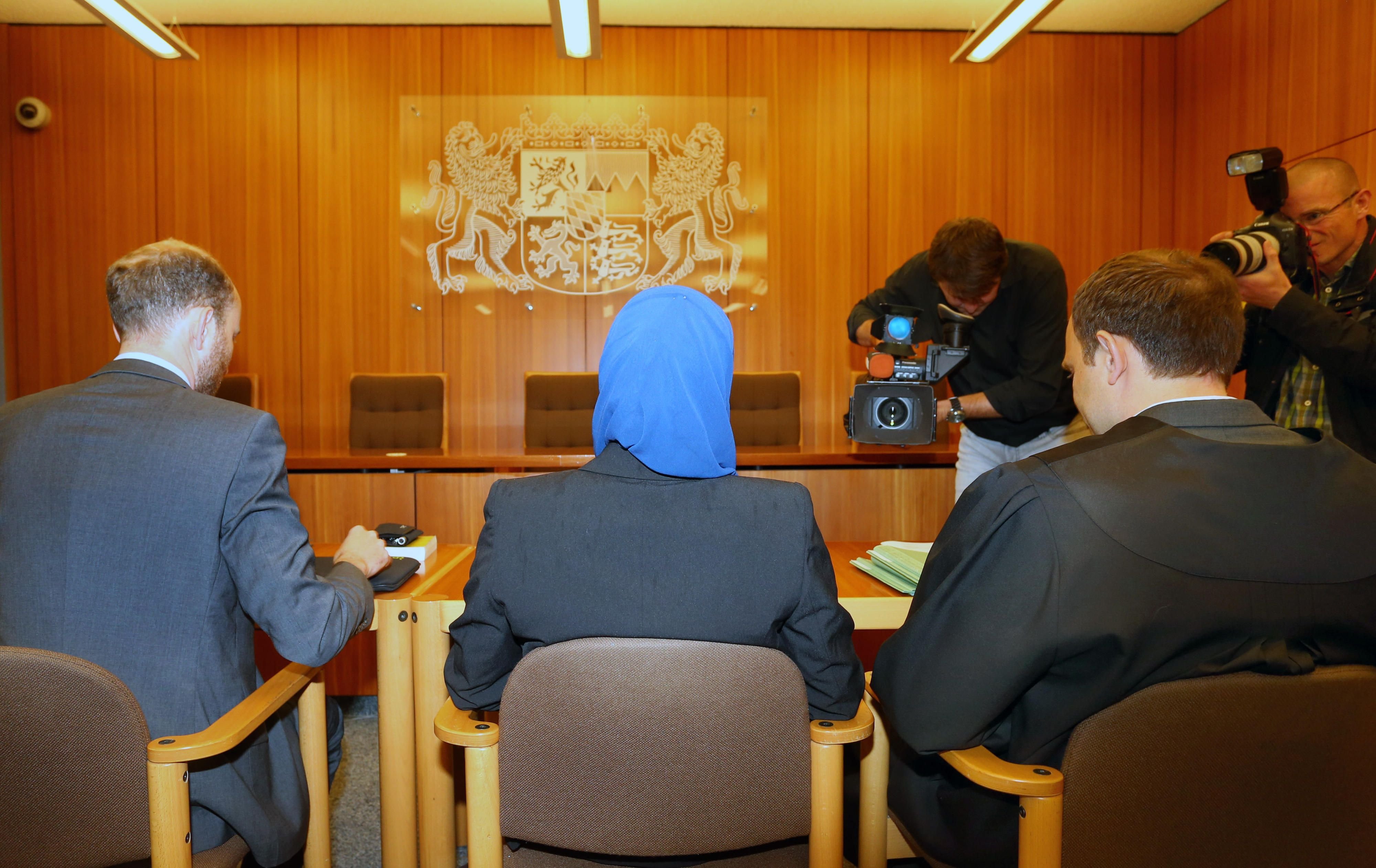 Aquila S. im Verwaltungsgericht in Augsburg. Die Jurastudentin klagt vor dem Gericht gegen Einschränkungen beim Rechtsreferendariat wegen des Tragens eines Kopftuches.