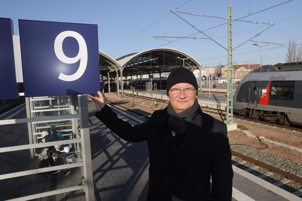 Karsten Kammler ist seit 1. Juni Bahnhofsmanager in Halle. Von Gleis 9 aus könnte er auch in seine Heimat reisen. Er kommt aus Dresden.
