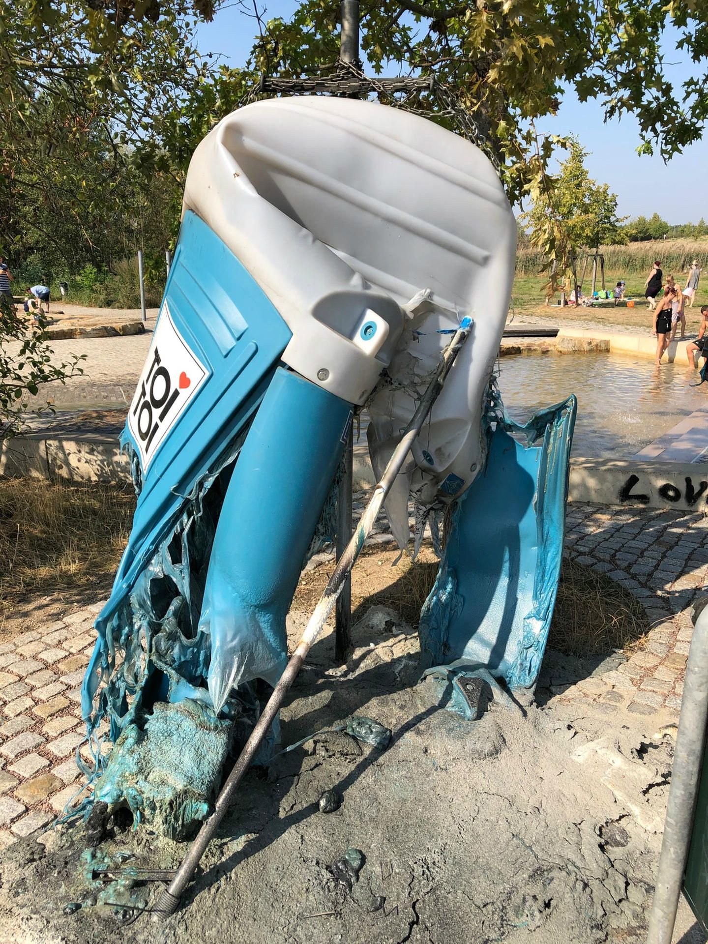 Eine abgebrannte mobile Toilette in Halle-Neustadt.