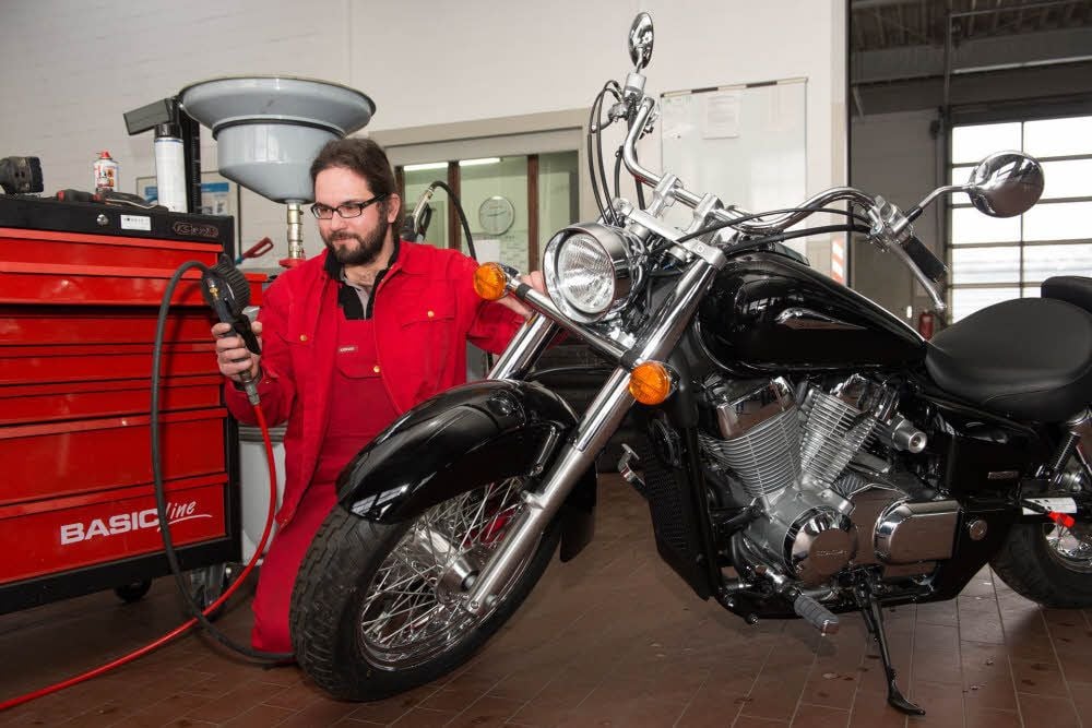 Martin Behrens hat sich in seiner Ausbildung zum Kfz-Mechatroniker auf Motorräder spezialisiert.