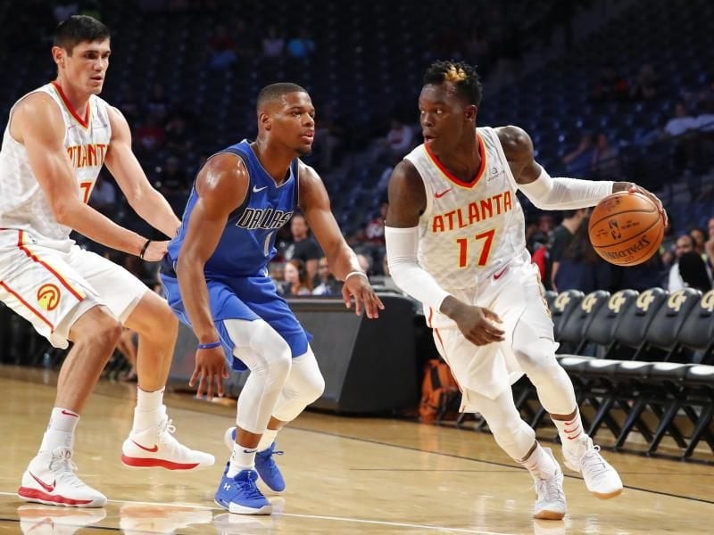 Atlanta-Profi Dennis Schröder (r) beim Duell mit Dennis Smith Jr. (M) von den Dallas Mavericks. Foto: Todd Kirkland