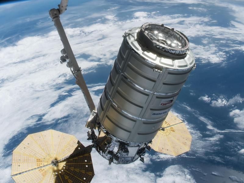 Das Handout der NASA zeigt den US-Raumfrachter „Cygnus” (unten). Foto:---/NASA/dpa