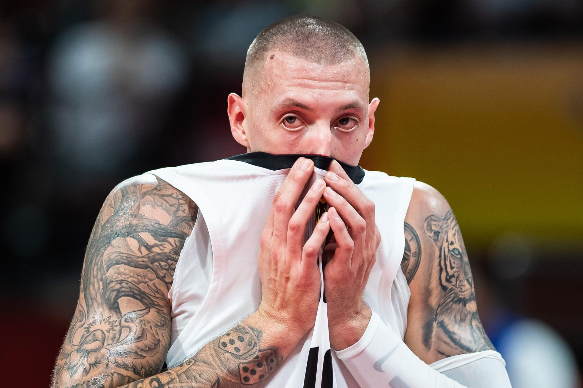 Der Schock ist deutlich sichtbar: Daniel Theis wischt sich mit dem Trikot Schweiß aus dem Gesicht.