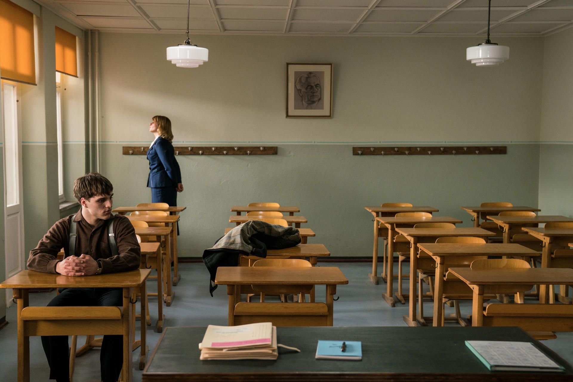 Kreisschulrätin Kessler (Jördis Triebel) verhört Erik (Jonas Dassler) in einer Szene des Films "Das schweigende Klassenzimmer".
