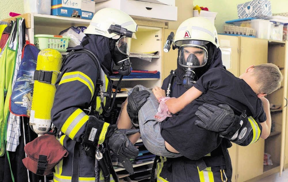 Unter dem Einsatz von Atemschutzgeräten wurden die ersten „Verletzten“ geborgen.