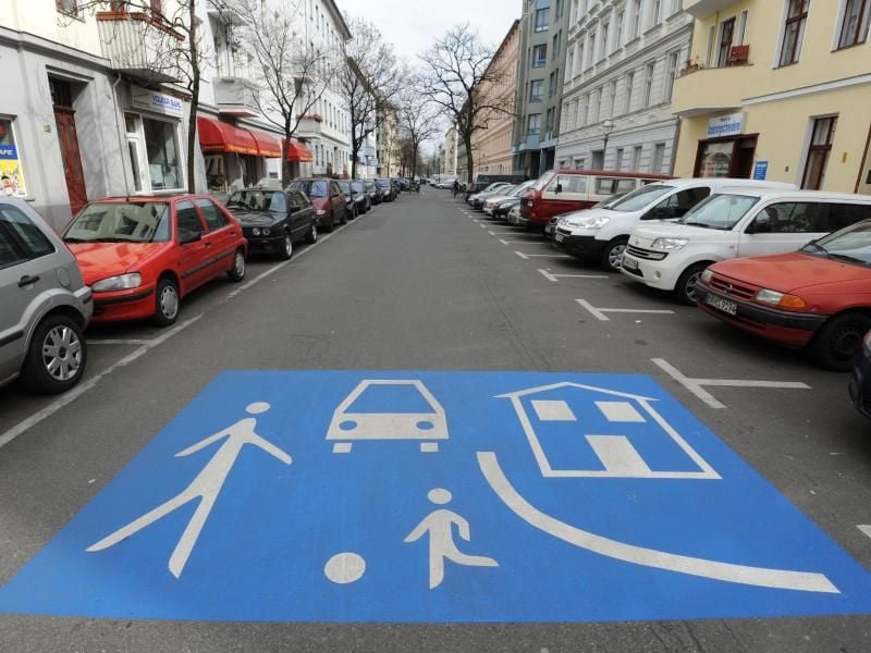 Im verkehrsberuhigten Bereich ist Schrittgeschwindigkeit (4-7 km/h) das erlaubte Tempo. Foto: Rainer Jensen/dpa