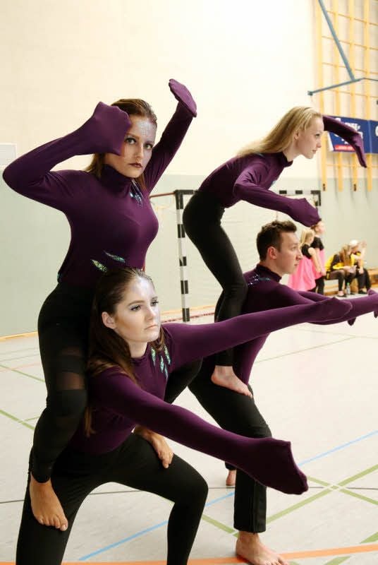 Nadine Reuter (oben, von links), Celina Stief, Johanna Saudhof (unten) und Sebastian Mattner gehören zu „Vis a Vis“. Die Tanzgruppe des SV Blau-Weiß Könnern erreichte beim Heimauftritt in der Oberliga Rang sieben.