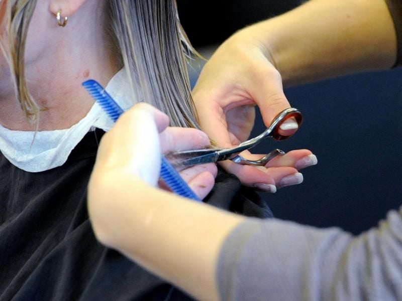 Beim Frisör zahlen Frauen bei gleicher Haarlänge meist mehr als Männer. Foto: Carsten Rehder/dpa
