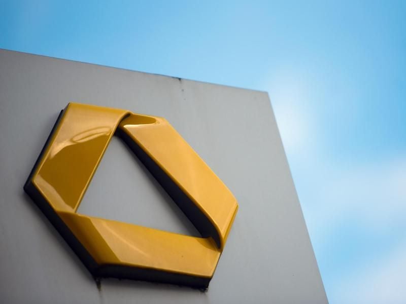 Das Logo der Commerzbank AG zeigt sich vor blauem Himmel. Foto: Andreas Arnold/Archiv