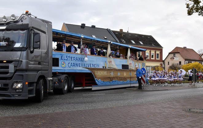 Das „Narrenschiff“ des Elsteraner Carneval Vereins nähert sich am 11.11. dem Rathaus. Was von der Besatzung kaum einer weiß: An Bord ist der neue Prinz Gerit I., der noch für den guten Ton sorgt und sich dann rasch umziehen muss.