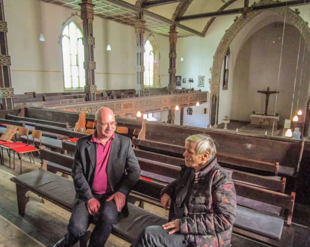 Gisela Kummetz und Pfarrer Hans-Jakob Schröter in der Christuskirche auf der Orgelempore: Darunter befindet sich die Winterkirche, die renoviert werden soll. Und zur Kirchbaugeschichte wird eine Ausstellung vorbereitet.