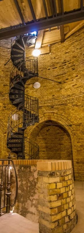 Eine Mauer schützt statt eines Geländers vor dem Absturzim Aufgang zum Schlosskirchenturm.