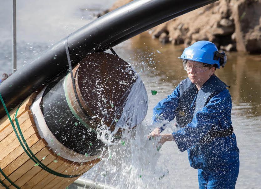 Zünftig, nämlich mit einer Flasche Sekt, taufte Barbara Kapruziak die neue Leitung auf den Namen „Gallin I“.
