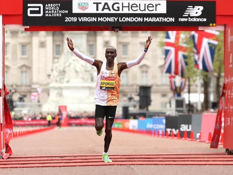 Der Kenianer Eliud Kipchoge überquert in London als Erster die Ziellinie. Foto: Paul Harding/PA Wire/dpa