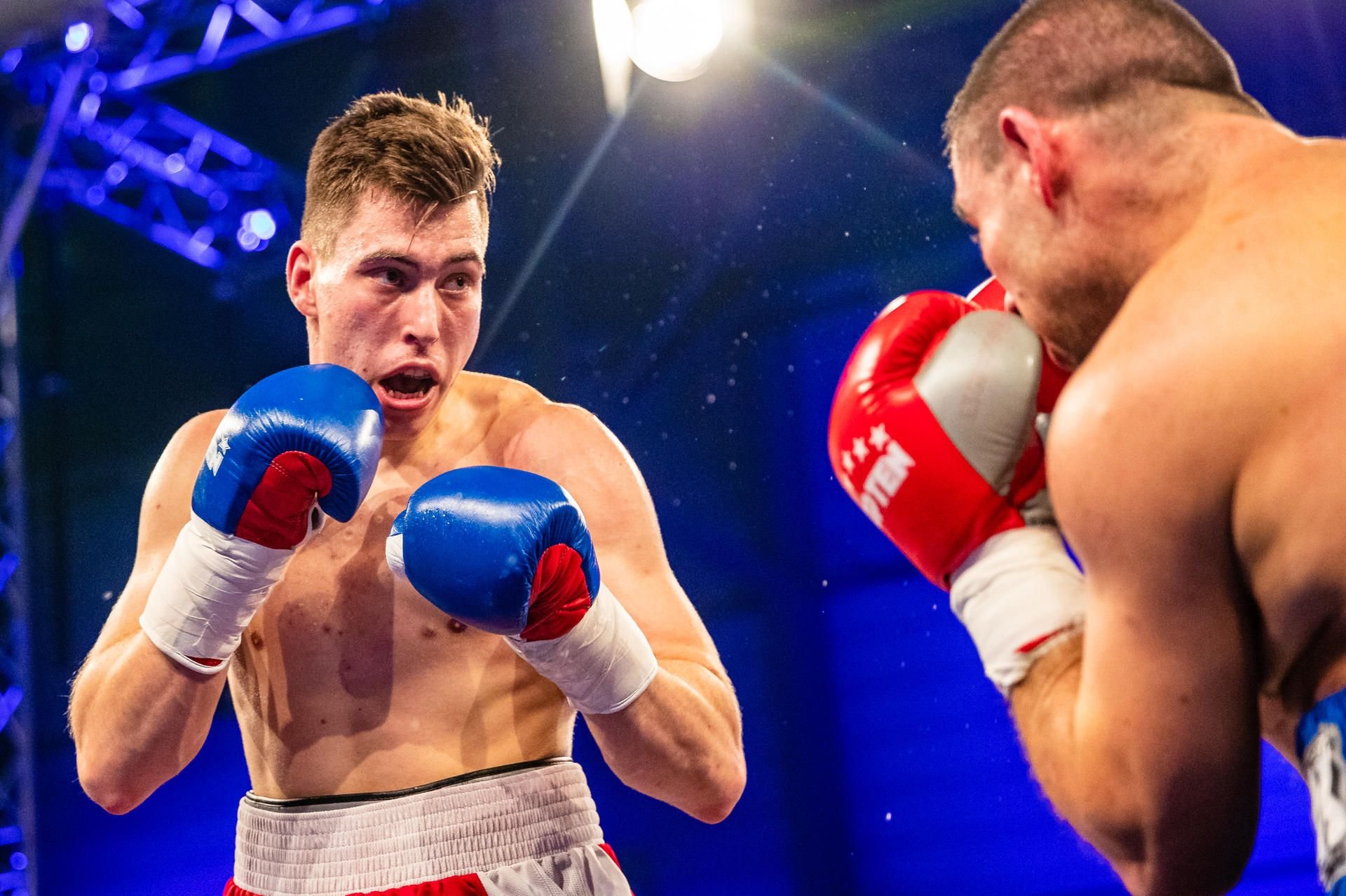Tom Dzemski brach sich im Kampf gegen Zoltan Sera die Hand.