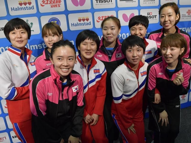 Die Mitglieder der nord- und südkoreanischen Tischtennismannschaften stehen gemeinsam für ein Foto zusammen. Foto: Jonas Ekstromer/TT NEWS AGENCY/AP