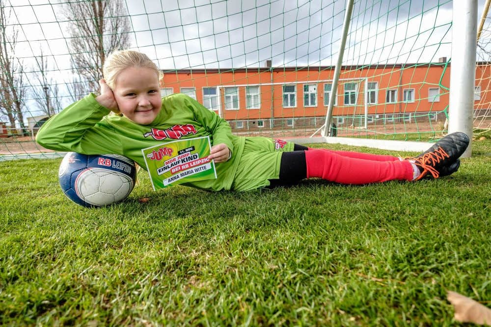 Anna Maria Witte, hier auf dem Sportplatz Gräfenhainichen, ist selbst Kickerin in Zschornewitz und Fan von RB. Der Fußball ist natürlich aus Leipzig.