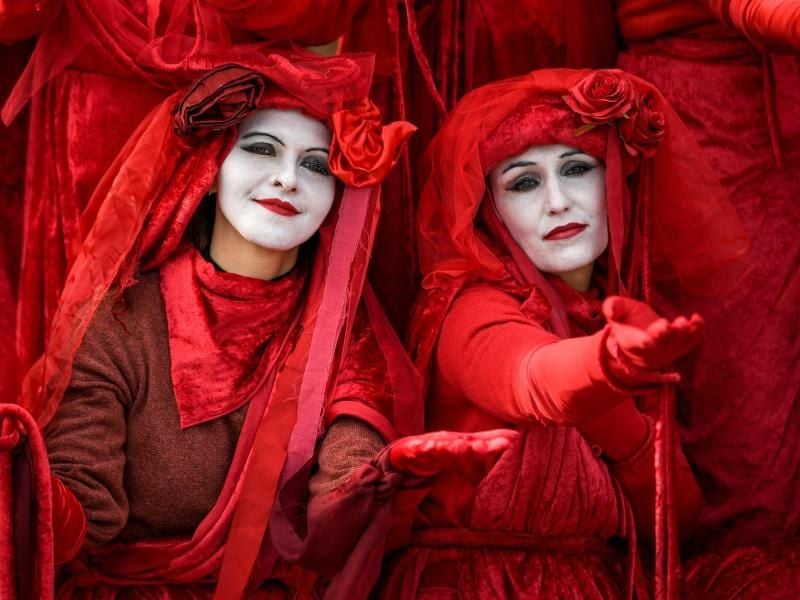 Aktivisten der sogenannten „Red Rebel Brigade” bei einer Performance im Rahmen einer Demonstration von Extinction Rebellion auf dem Platz des 18. März in Berlin. Die Gruppe hat auch am Freitag ihren Protest für mehr Klimaschutz fortgesetzt. Foto: Britta Pedersen/dpa-Zentralbild/dpa