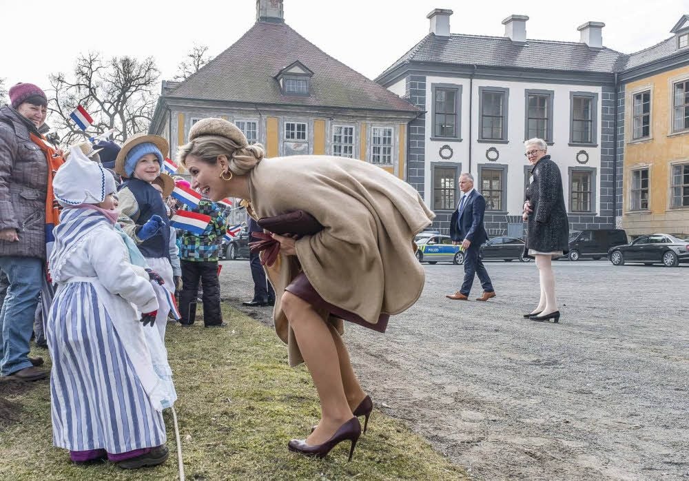 Herzlicher Empfang: Am Schloss Oranienbaum wurden Königin Máxima von Kindergartenkindern empfangen.