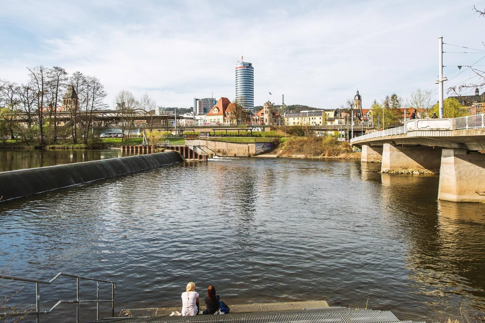 Jena Blick über die Saale auf die Innenstadt von Jena. Mehr als 20.000 Studenten leben derzeit in Jena.