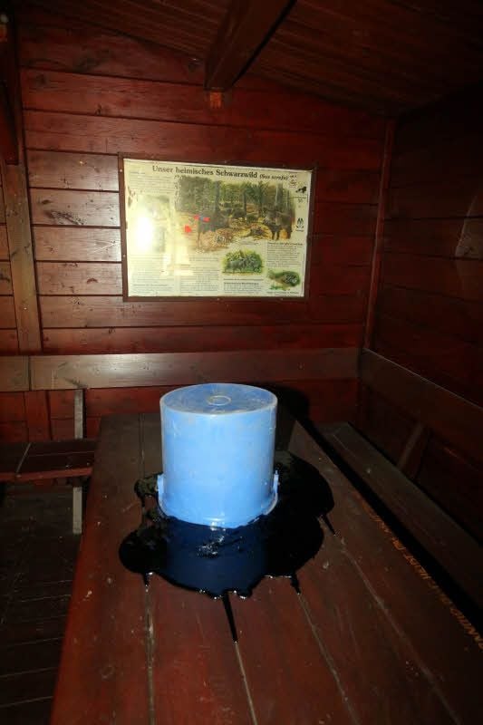 Ein Teerbehälter wurde auf einen Tisch in der Schutzhütte gekippt.