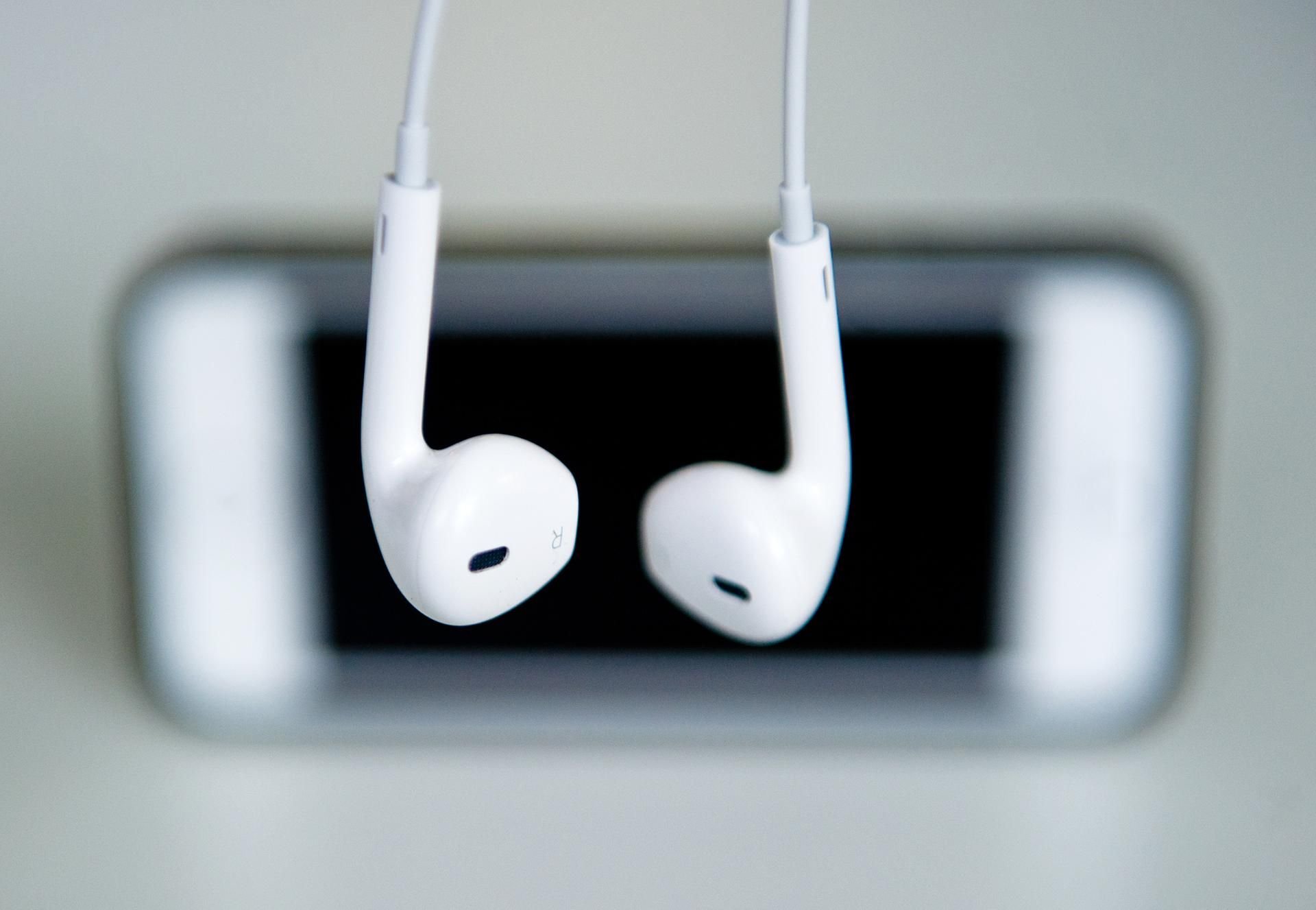 Die Kopfhörer der iPhone Modelle können viel mehr als nur Musik abspielen.