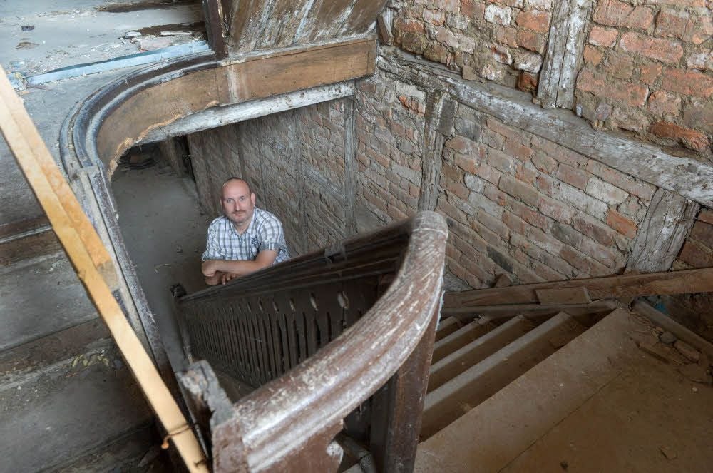 Vorstandsvorsitzender Norman Gissel im Treppenhaus der Köthener Straße 28 in Aken, die wohl noch 2017 abgerissen werden wird.