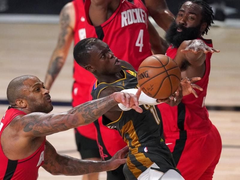 Dennis Schröder (M.) hat mit den Oklahoma City Thunder weiter Chancen auf den Einzug ins Halbfinale der Western Conference. Foto: Mark J. Terrill/AP/dpa