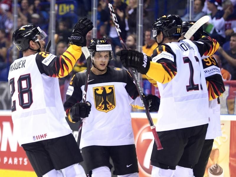 Frank Mauer (l-r), Dominik Kahun, Marco Nowak und Torschütze Frederik Tiffels (verdeckt) jubeln über das 2:0. Foto: Monika Skolimowska