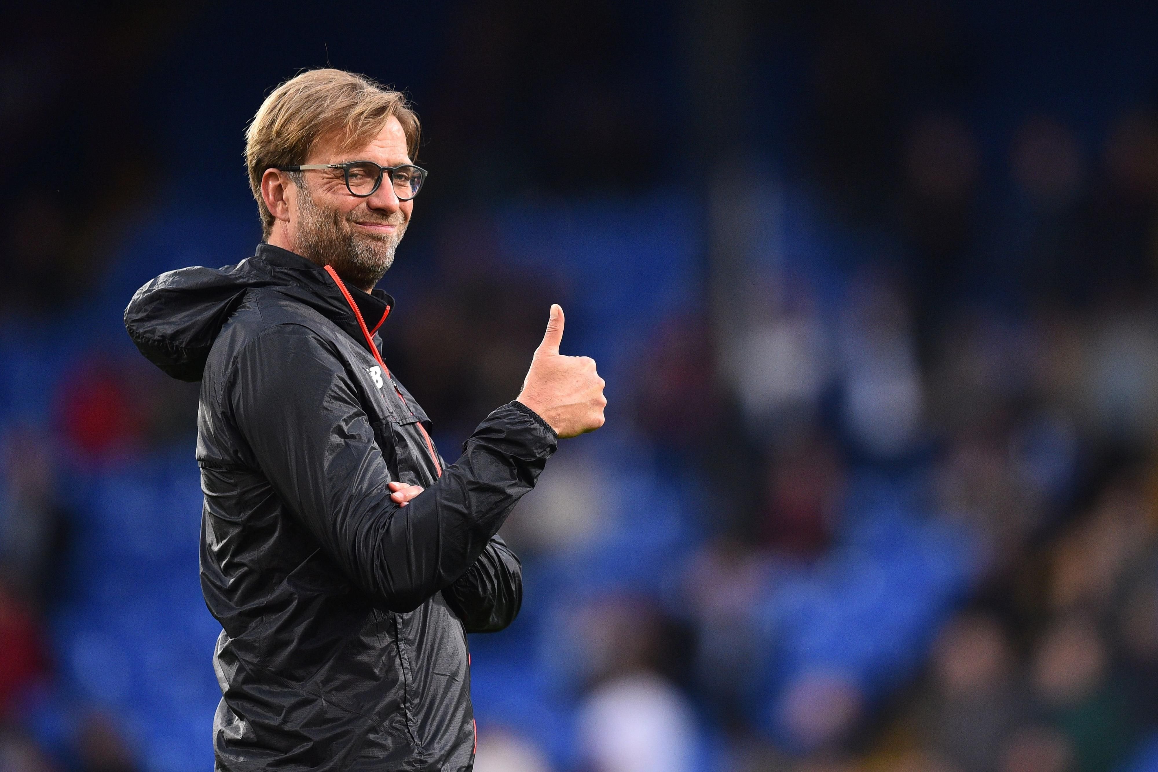 Jürgen Klopp ist aktuell bester Laune - der FC Liverpool ist neuer Tabellenführer der Premier League.