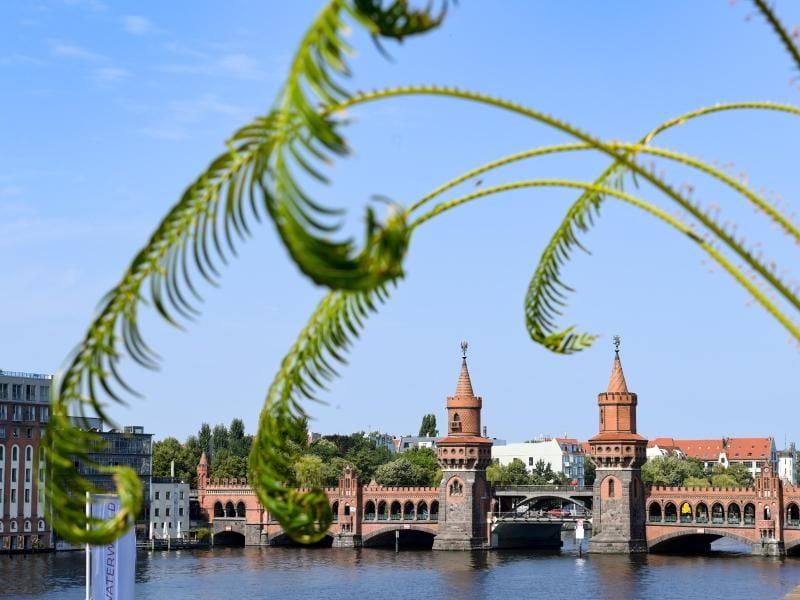 Die Oberbaumbrücke verbindet Friedrichshain und Kreuzberg. Der Bezirk möchte keine Corona-Hilfe durch die Bundeswehr. Foto: Jens Kalaene/dpa-Zentralbild/ZB