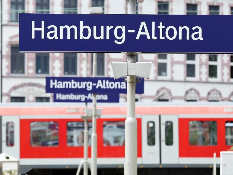 Eine S-Bahn fährt durch den Bahnhof Hamburg-Altona. Foto: Bodo Marks/Archiv