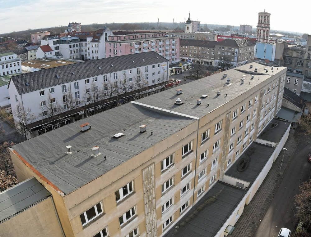 Die Fassaden der DWG-Blöcke in der Kavalierstraße werden bis 2019 erneuert und die Häuser saniert. Der „Druschkeblock“ (im Vordergrund) soll Aufzüge und Balkone erhalten.