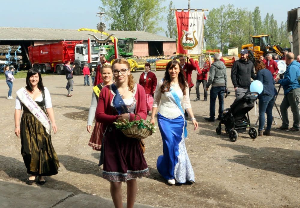 Das Spargelfest beginnt. Angeführt von Spargelprinzessin Vivien Grosser zogen zur Musik des Spielmannszugs auch die 17. Heidekönigin Andrea Arndt, Jessens Weinprinzessin Jenny Zumpe und Elsters Miss Elbenixe Alexandra Sarah Ott in die „Festhalle“ ein.