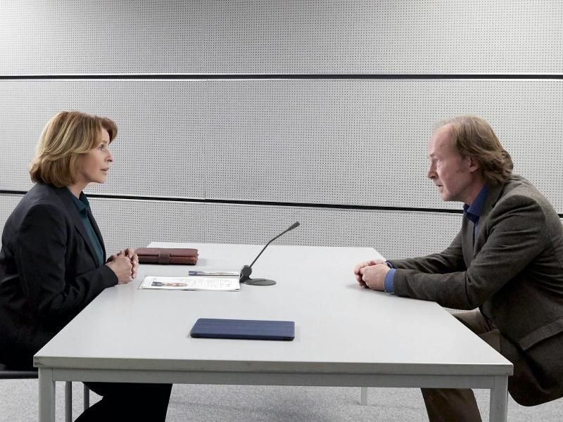 Eva-Maria Prohacek (Senta Berger) spürt im Verhör, dass Max Wemmer (Ulrich Noethen) aus purer Verzweiflung gehandelt hat. Foto: Marco Nagel/ZDF/ARTE