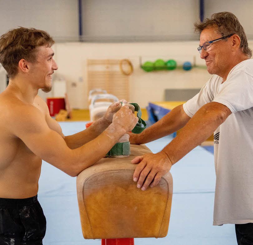 Coach Hubert Brylok (r.) redet mit Nick Klessing.