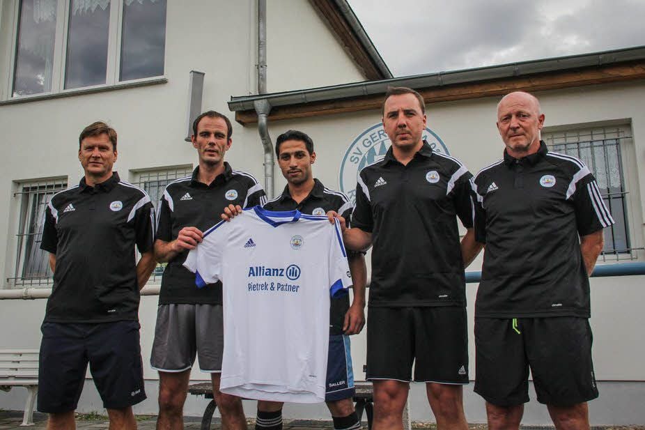Steffen Scherz (l.) und Andreas Wolf (r.) mit den neuen Spielern Markus Fräßdorf, Mohamad Hadjat und Alexander Berke.
