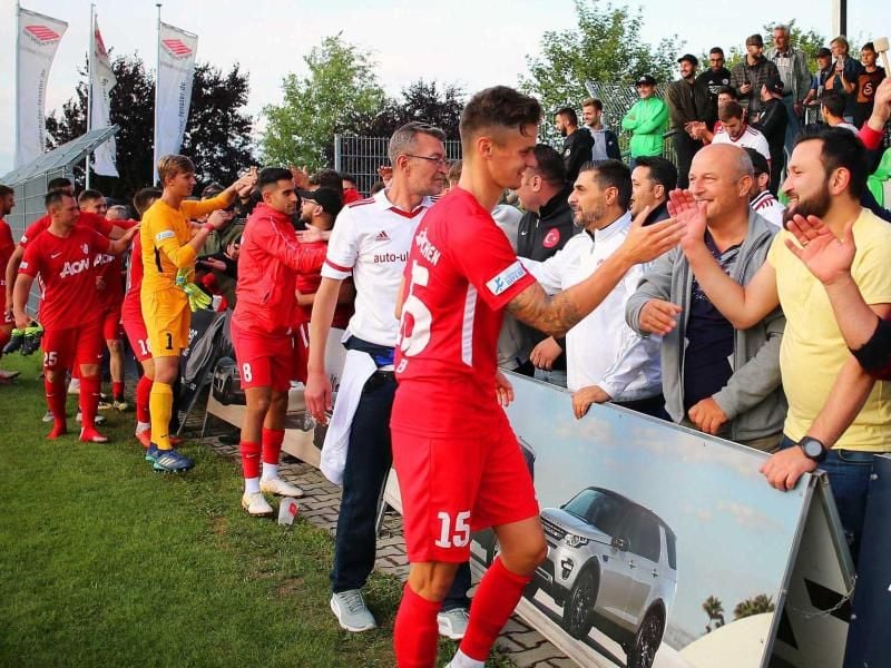 Die Spieler von Türkgücü München lassen sich von ihren Fans feiern. Foto: Christian Butzhammer